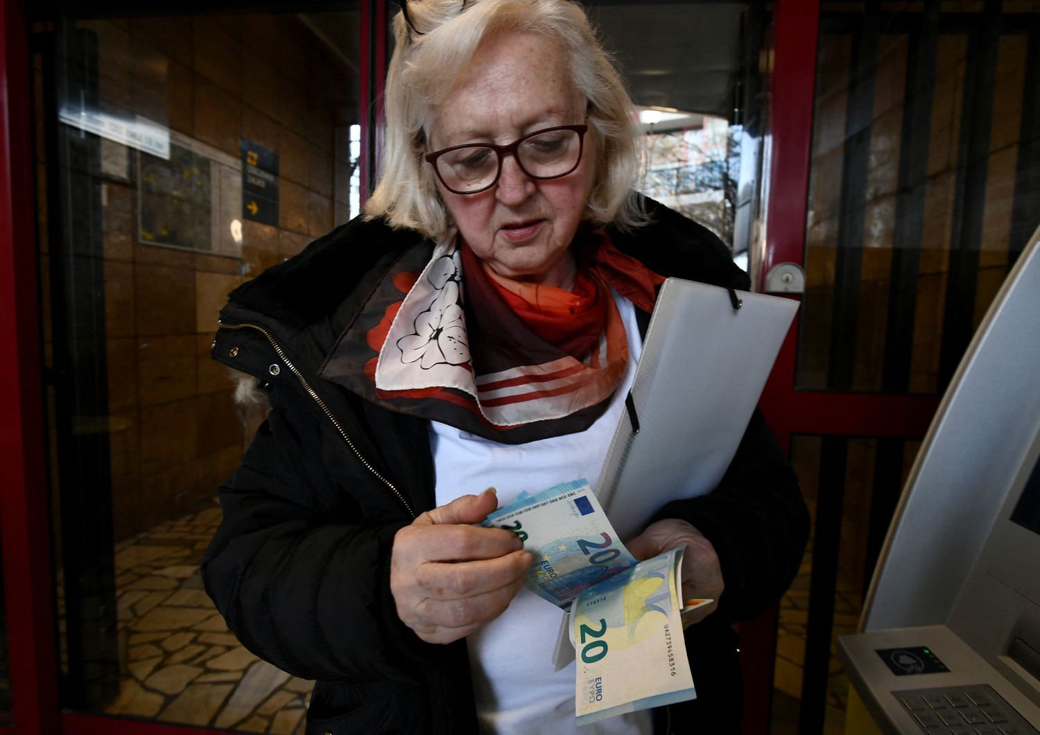 Una cittadina croata con banconote in euro