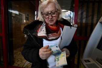 Una cittadina croata con banconote in euro