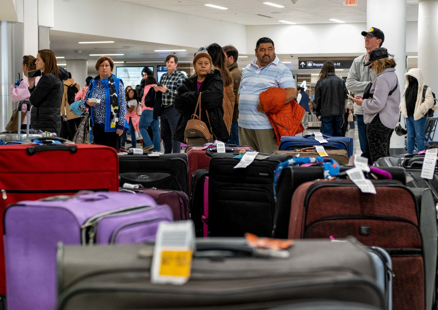 Passeggeri in attesa all'aeroporto di Nashville dopo la cancellazione dei voli