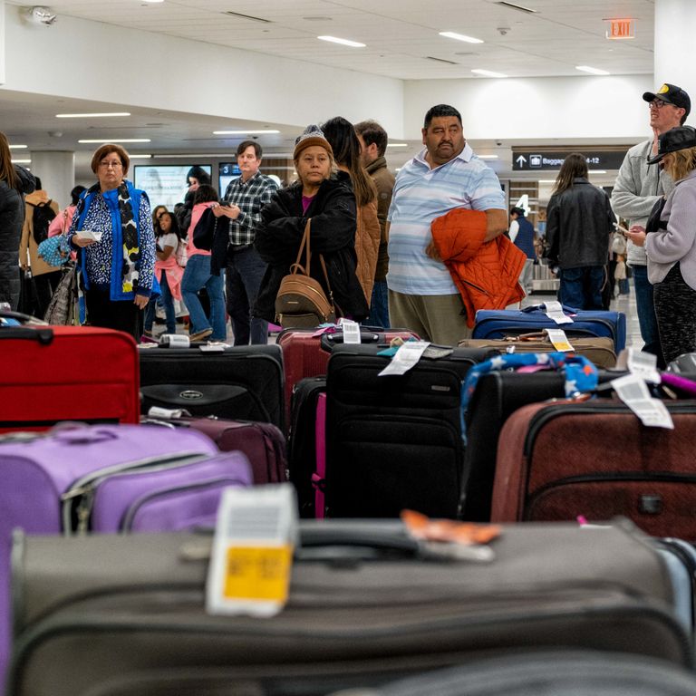 Passeggeri in attesa all'aeroporto di Nashville dopo la cancellazione dei voli