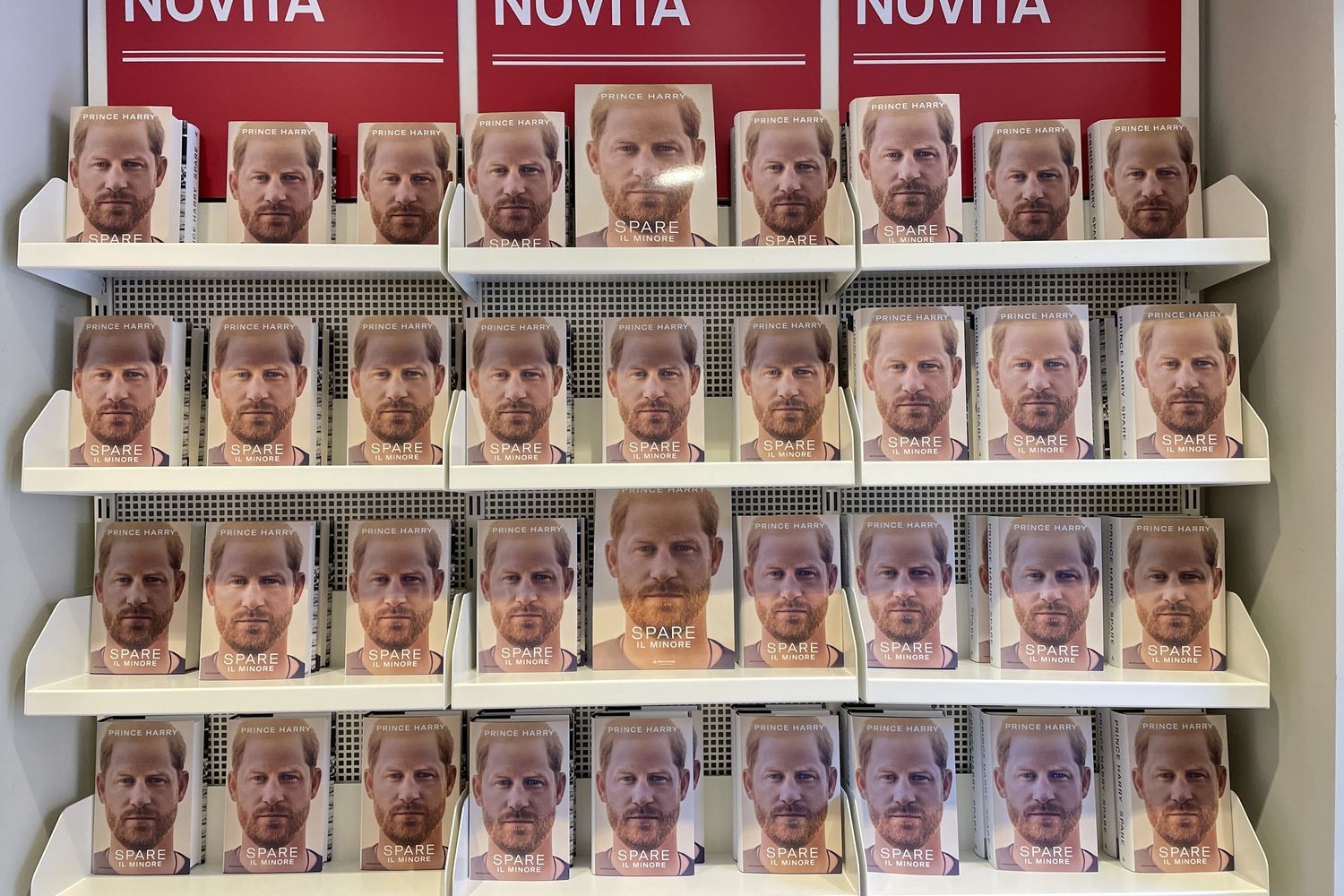 Il libro del principe Harry esposto in una libreria italiana