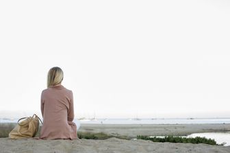 Una donna su una spiaggia solitaria&nbsp;