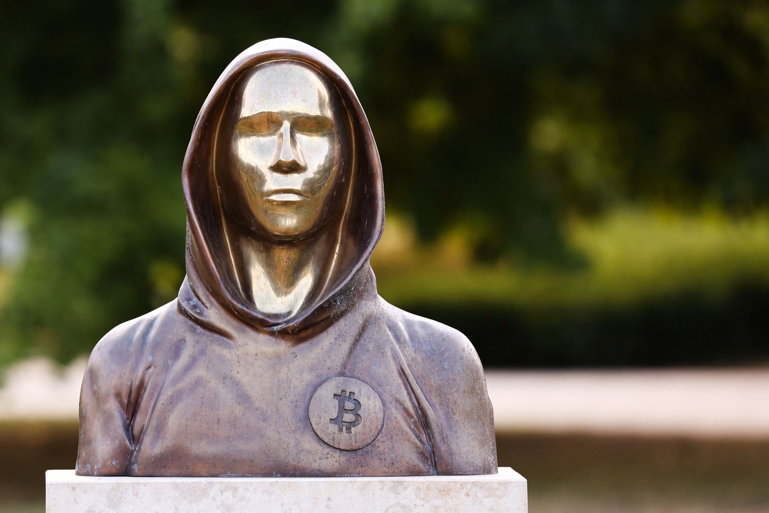 Statua dedicata a Satoshi Nakamoto a Budapest