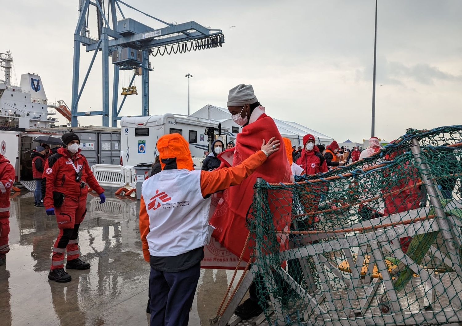 Operazioni di sbarco ad Ancona di migranti dalla Geo Barents &nbsp;