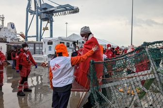 Le operazioni di sbarco ad Ancona dei migranti a bordo della Geo Barents &nbsp;