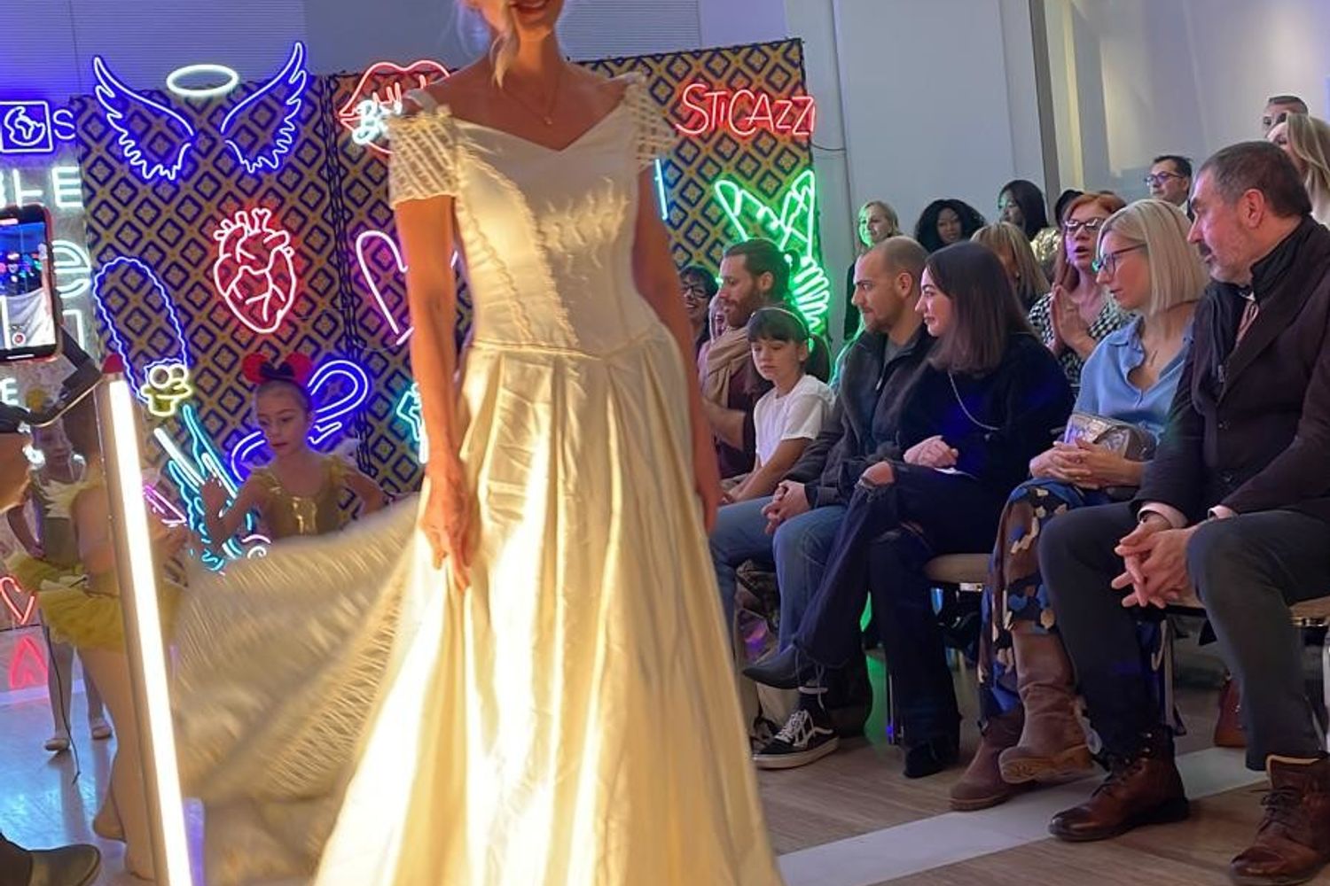 Sfilata di moda della sartoria sociale