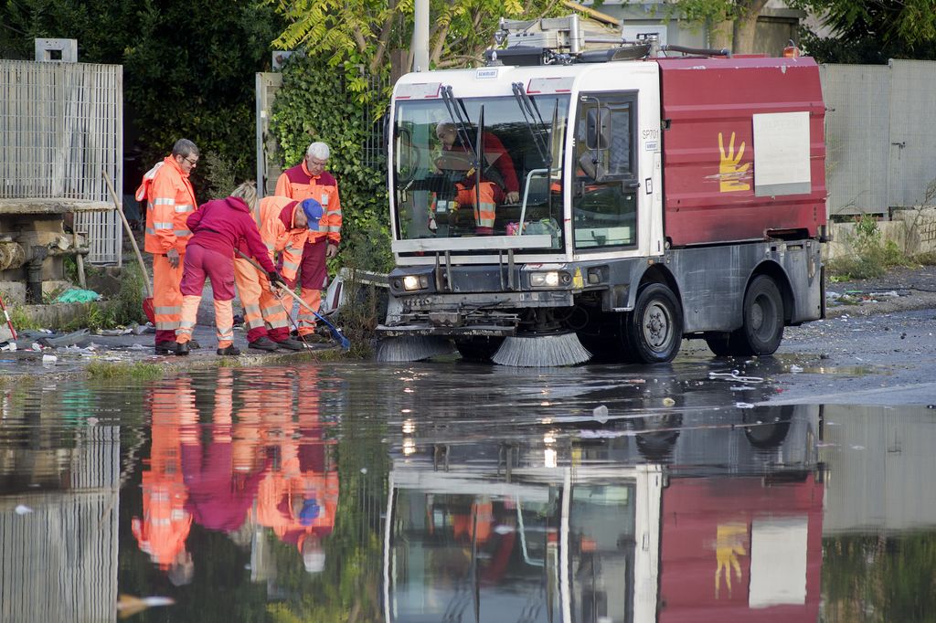 Una strada allagata a Roma dopo un nubifragio &nbsp;