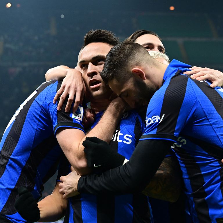 Lautaro festeggia il gol con i compagni
