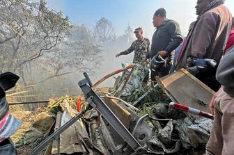 Il relitto dell'aereo schiantato in Nepal &nbsp;