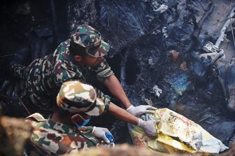 Soccorritori sul posto dopo lo schianto dell'aereo in Nepal &nbsp;