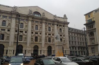 L'opera imbrattata con vernice arancione &nbsp;