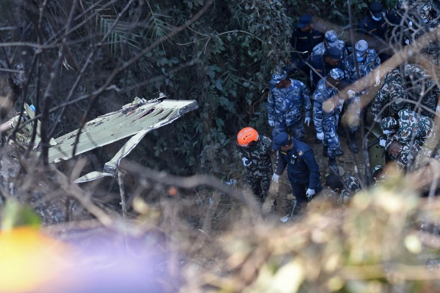 Il luogo dello schianto con i soccorritori all'opera