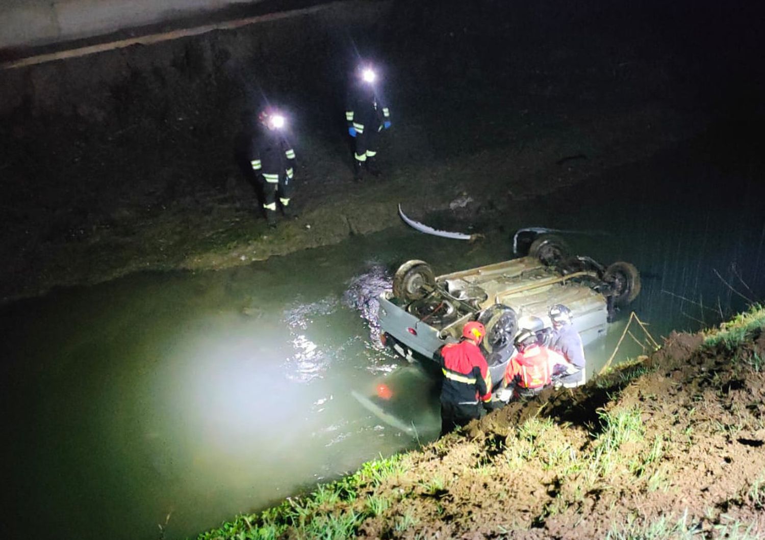 Il recupero dell'auto finita in un canale nel Veronese