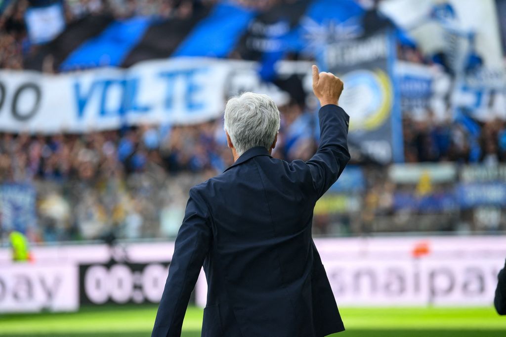 Gasperini saluta la curva dell'Atalanta