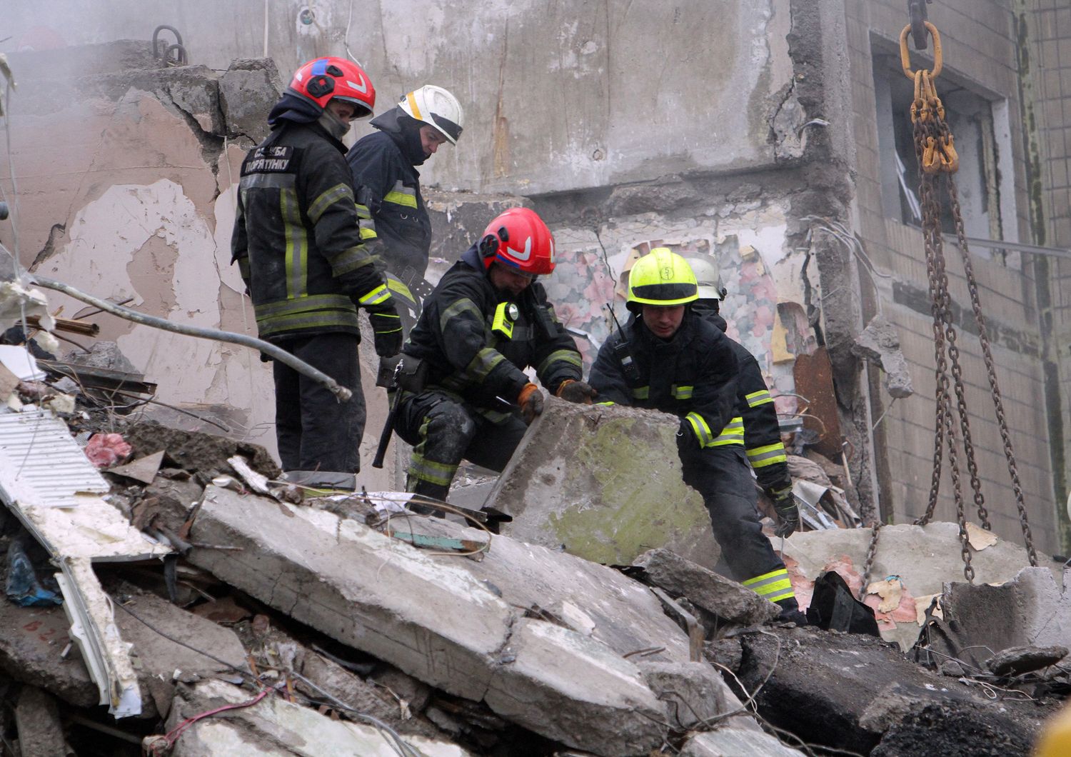 I soccorritori scavano tra le macerie del condominio colpito a Dnipro da un missile russo