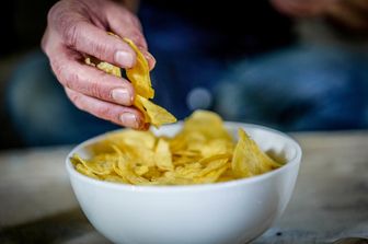 Una ciotola con all'interno della patatine fritte &nbsp;