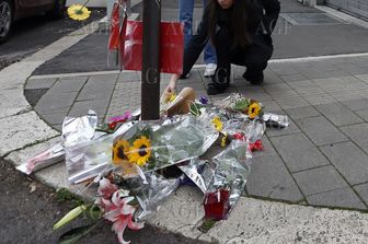 Fiori sul luogo dell'omicidio di Martina Scialdone, al Tuscolano