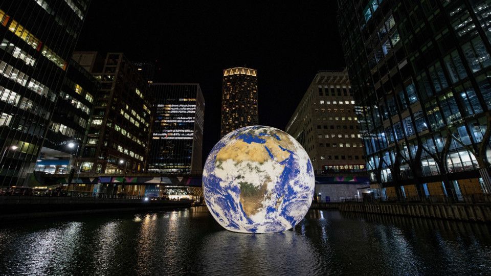 La Terra di Luke Jerram esposta a Londra