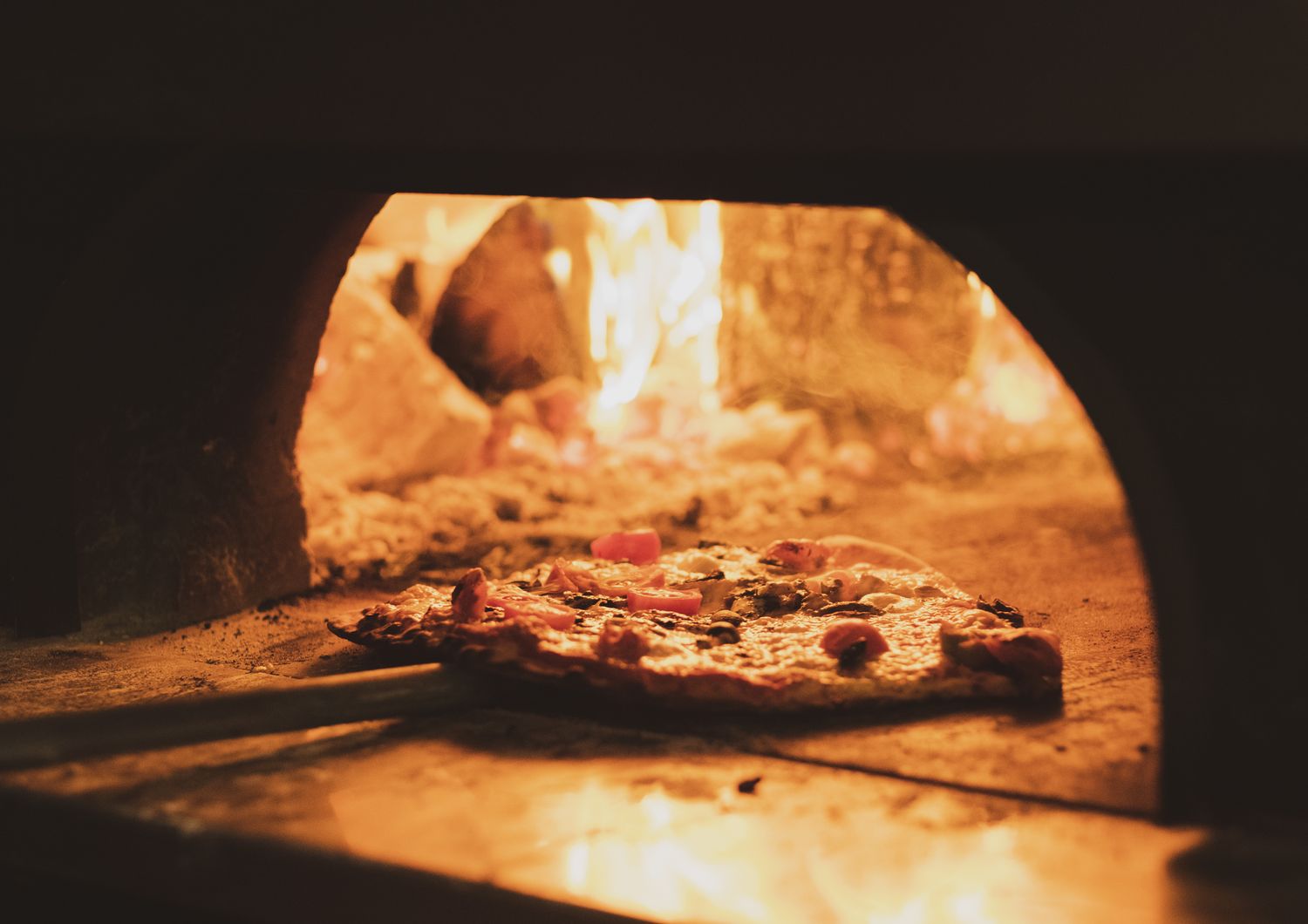 Una pizza in un forno a legna