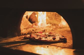 Una pizza in un forno a legna