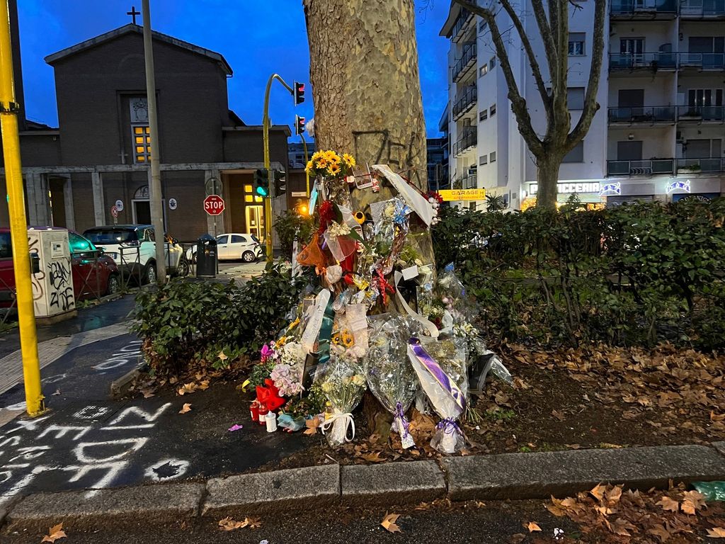 Corone di fiori in ricordo dei due 18enne morti in scooter lungo la Circonvallazione Ostiense &nbsp;