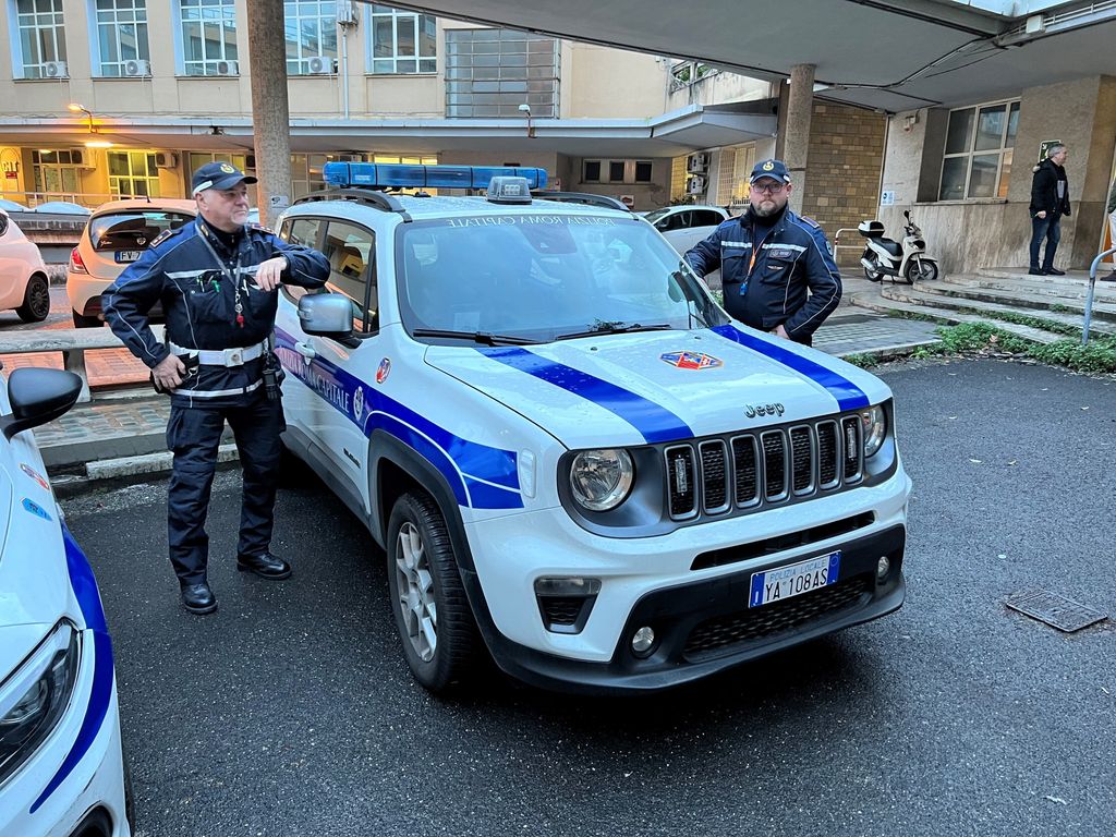 I due agenti del Gruppo pronto intervento traffico &nbsp;