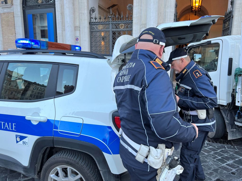 La multa all'automobilista in piazza Venezia &nbsp;