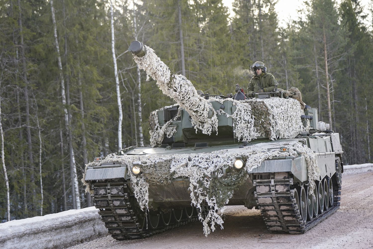 Un soldato norvegese a bordo di un Leopard 2 durante l'esercitazione Nato &quot;Cold Response&quot;