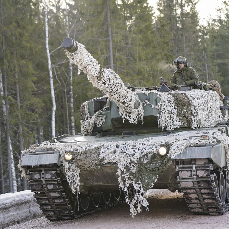 Un soldato norvegese a bordo di un Leopard 2 durante l'esercitazione Nato &quot;Cold Response&quot;