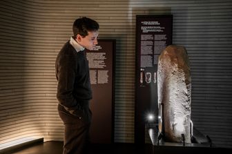 Archeologia a Milano stele Vicchio faro su lingua etrusca