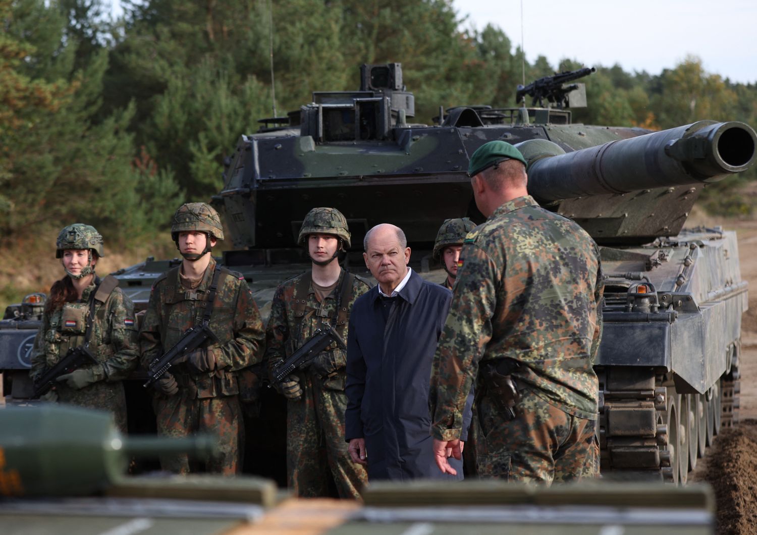 Scholz ispeziona un 'Leopard 2'
