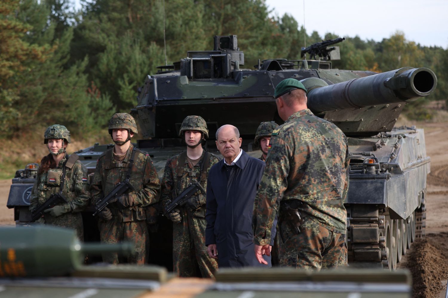 Scholz ispeziona un 'Leopard 2'