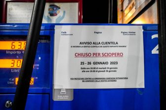 prosegue sciopero benzinai adesione 80 90 per cento