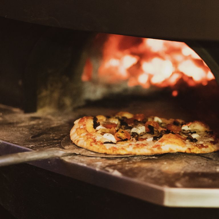 Pizza calda in forno