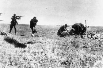 Esecuzione di ebrei di Kiev da parte delle unit&agrave; dell'esercito tedesco (Einsatzgruppen) vicino a Ivangorod, in Ucraina&nbsp;