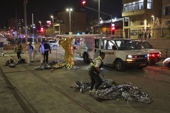 I soccorsi dopo l'attacco a Gerusalemme &nbsp;