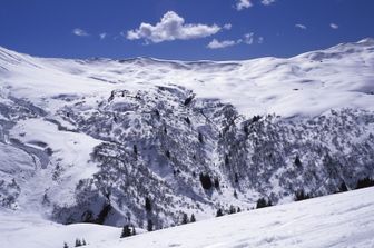 Una montagna innevata