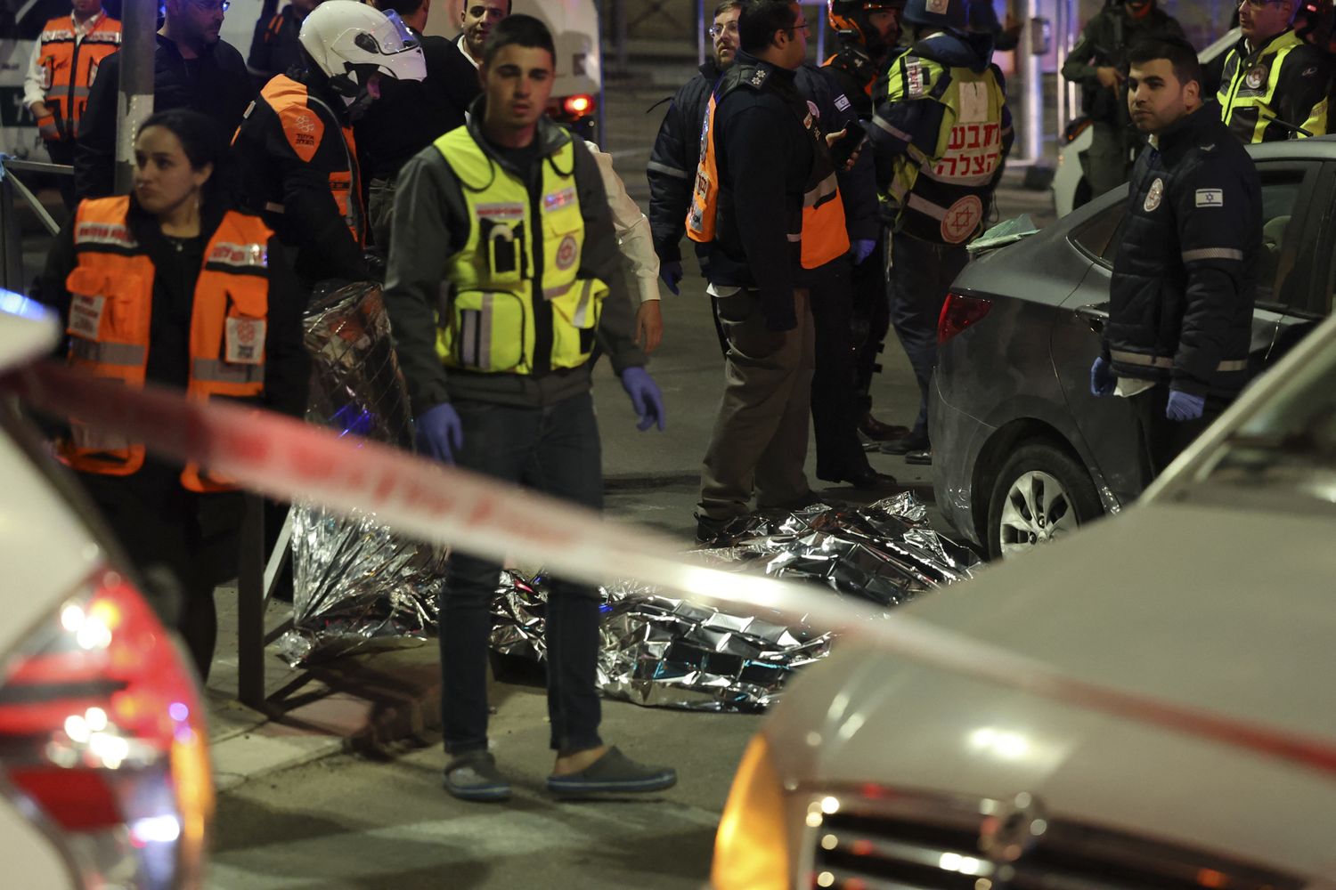 I soccorsi dopo l'attacco di venerd&igrave; 27 gennaio alla sinagoga a Gerusalemme &nbsp;