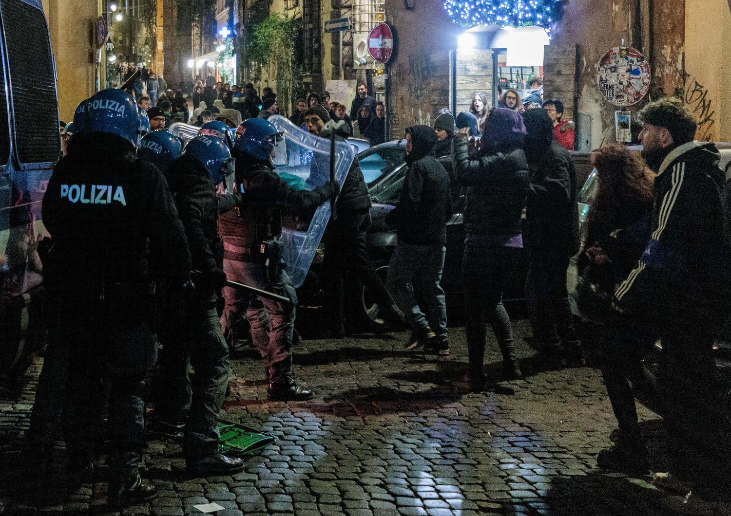 Tensioni tra polizia e dimostranti a Piazza Trilussa