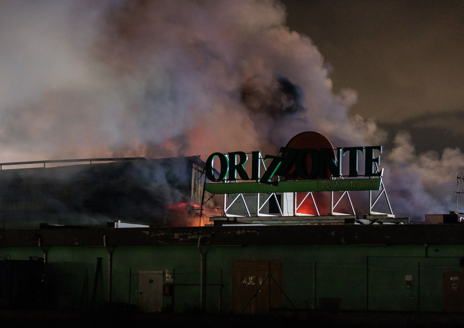 L'incendio nel centro commerciale Orizzonte