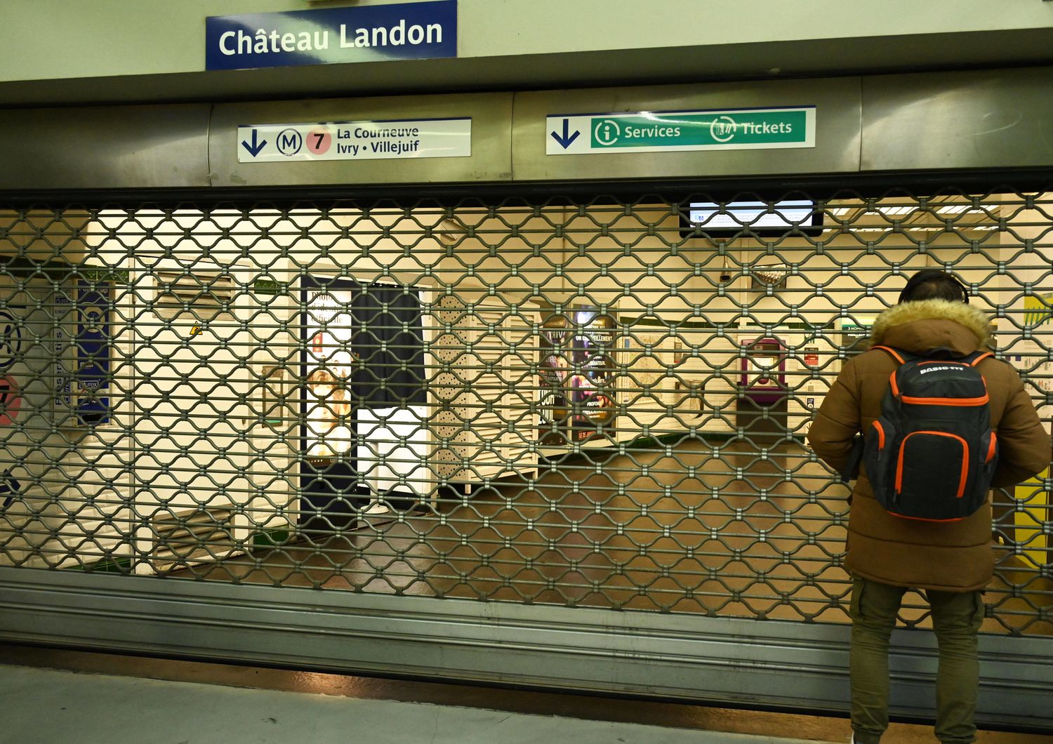 Stazioni della metro di Parigi chiuse per lo sciopero contro la riforma delle pensioni