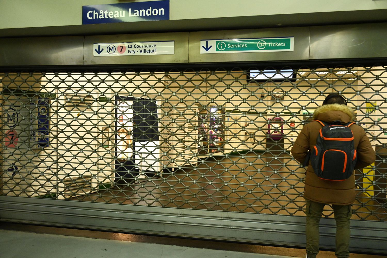 Stazioni della metro di Parigi chiuse per lo sciopero contro la riforma delle pensioni