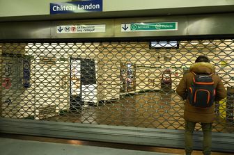 Stazioni della metro di Parigi chiuse per lo sciopero contro la riforma delle pensioni