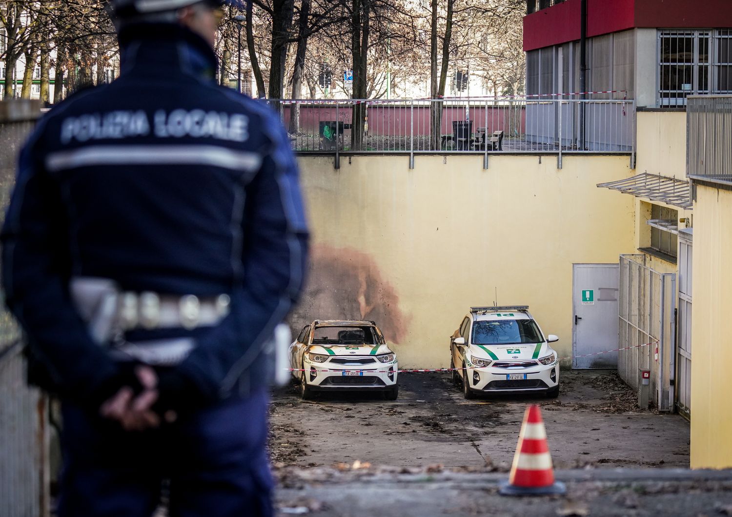 Le auto della polizia municipale bruciate a Milano &nbsp;