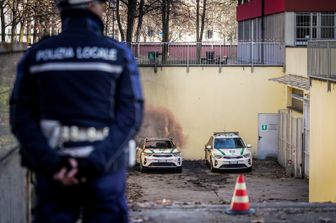Le auto della polizia municipale bruciate a Milano &nbsp;