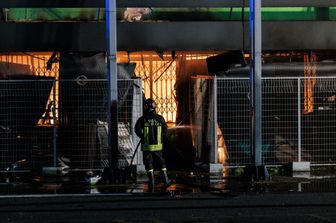 Il centro commerciale bruciato a Castel Romano