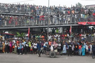 La folla saluta Papa Francesco mentre, gioved&igrave; 31 gennaio, ha lasciato l'aeroporto internazionale N'djili a Kinshasa nella Repubblica Democratica del Congo &nbsp;