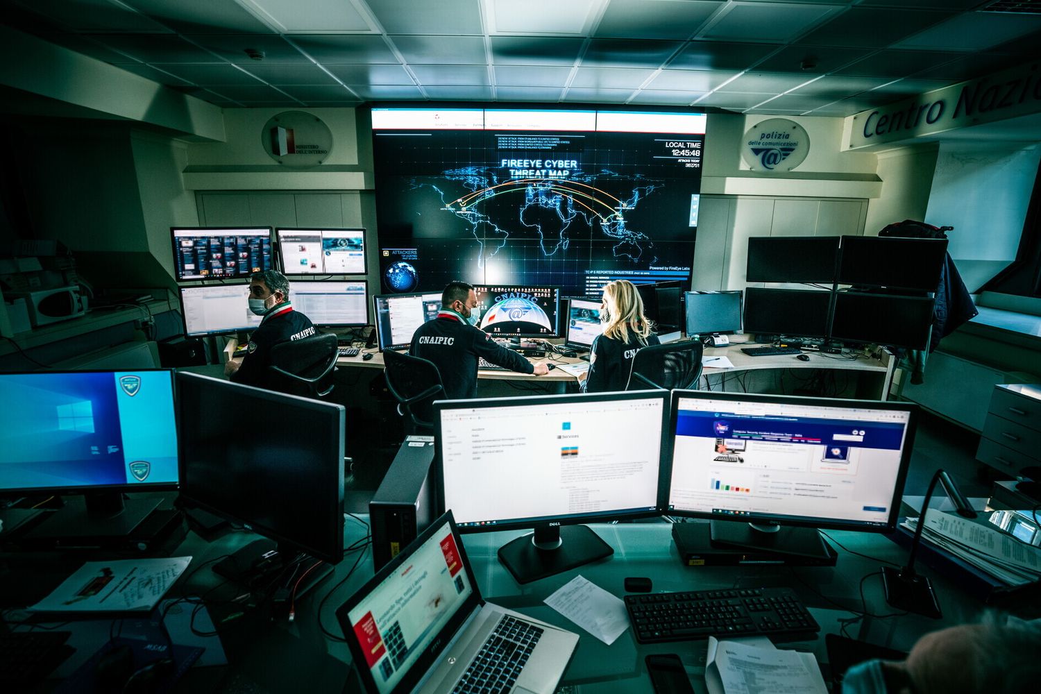 Attivit&agrave; operative nella sala del Cnaipic, il Cntro nazionale anticrimine informatico protezione infrastrutture critiche della Polizia postale.&nbsp;