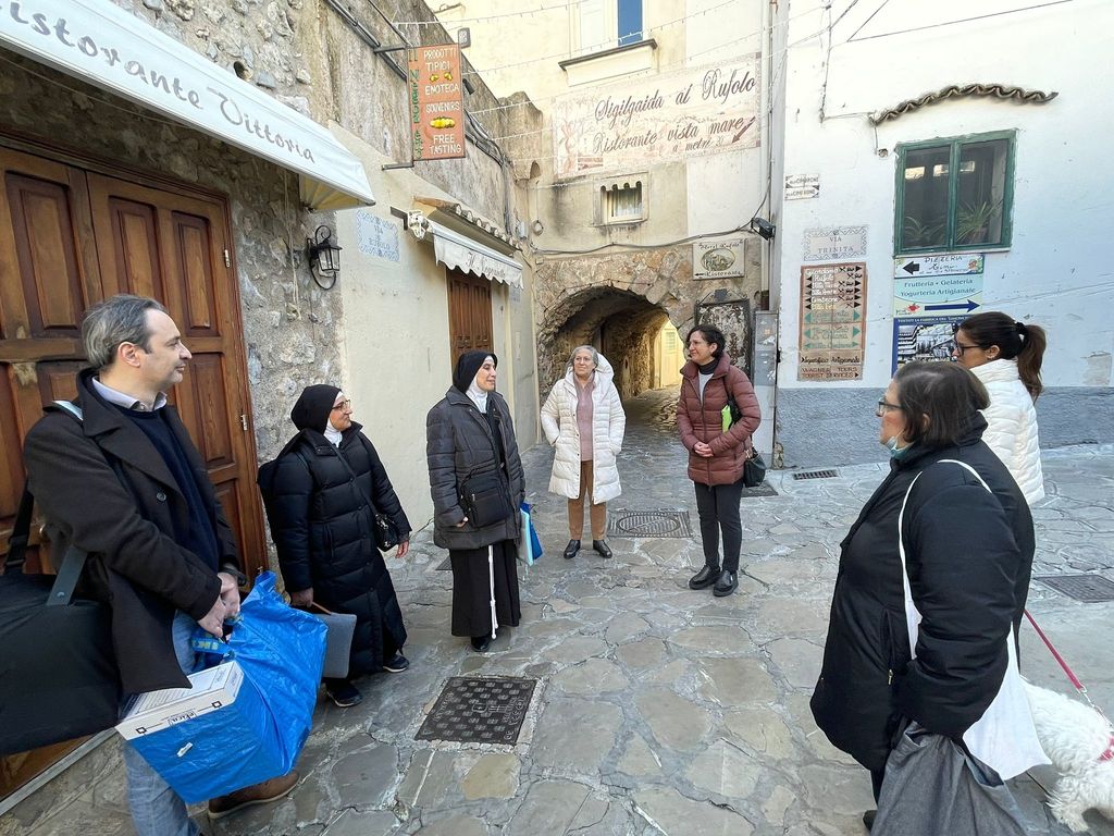 Le suore ribelli salutano i cittadini di Ravello