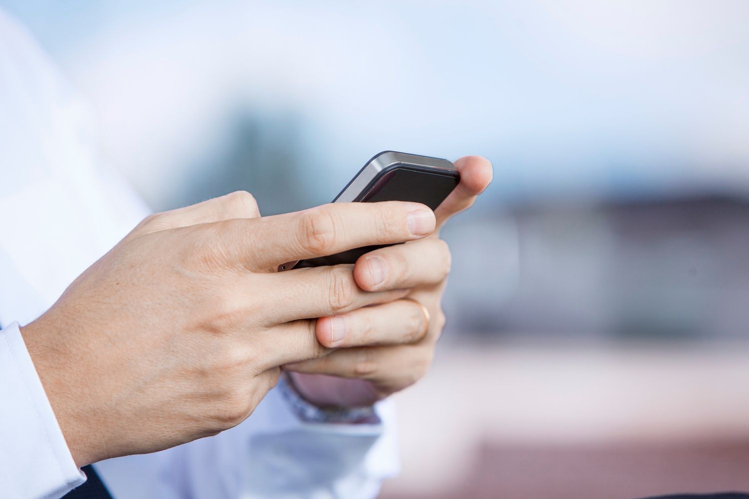 Un uomo utilizza il suo cellulare &nbsp;